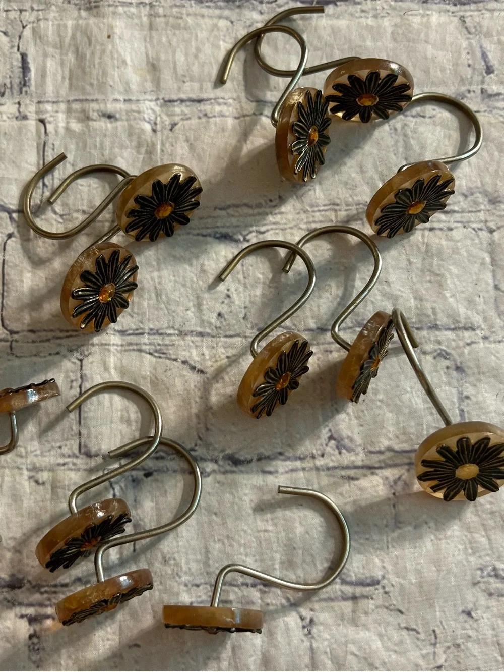 VINTAGE DAISY RUSTIC BRONZE DESIGN CENTER YELLOW GEM CURTAIN HOOKS (12)